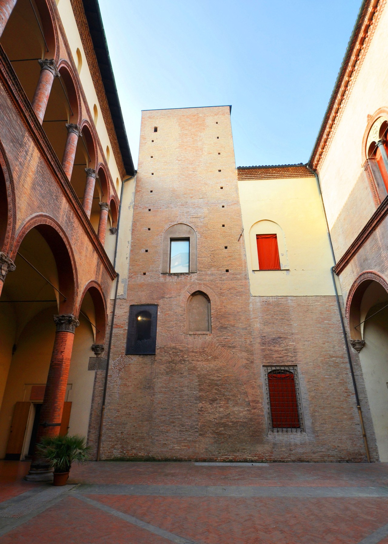 Torre Conoscenti, via Manzoni 4