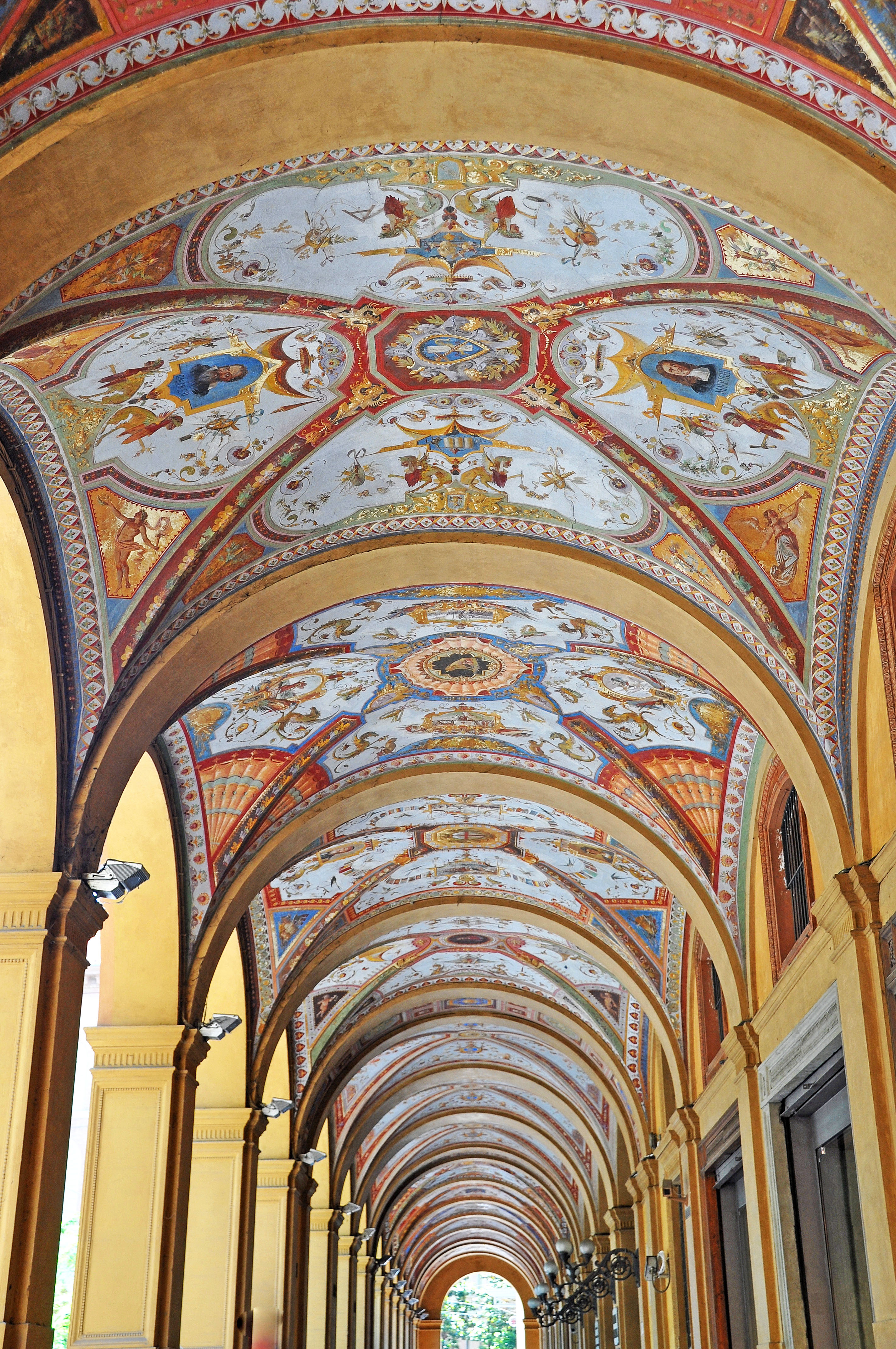 Portico Piazza Minghetti