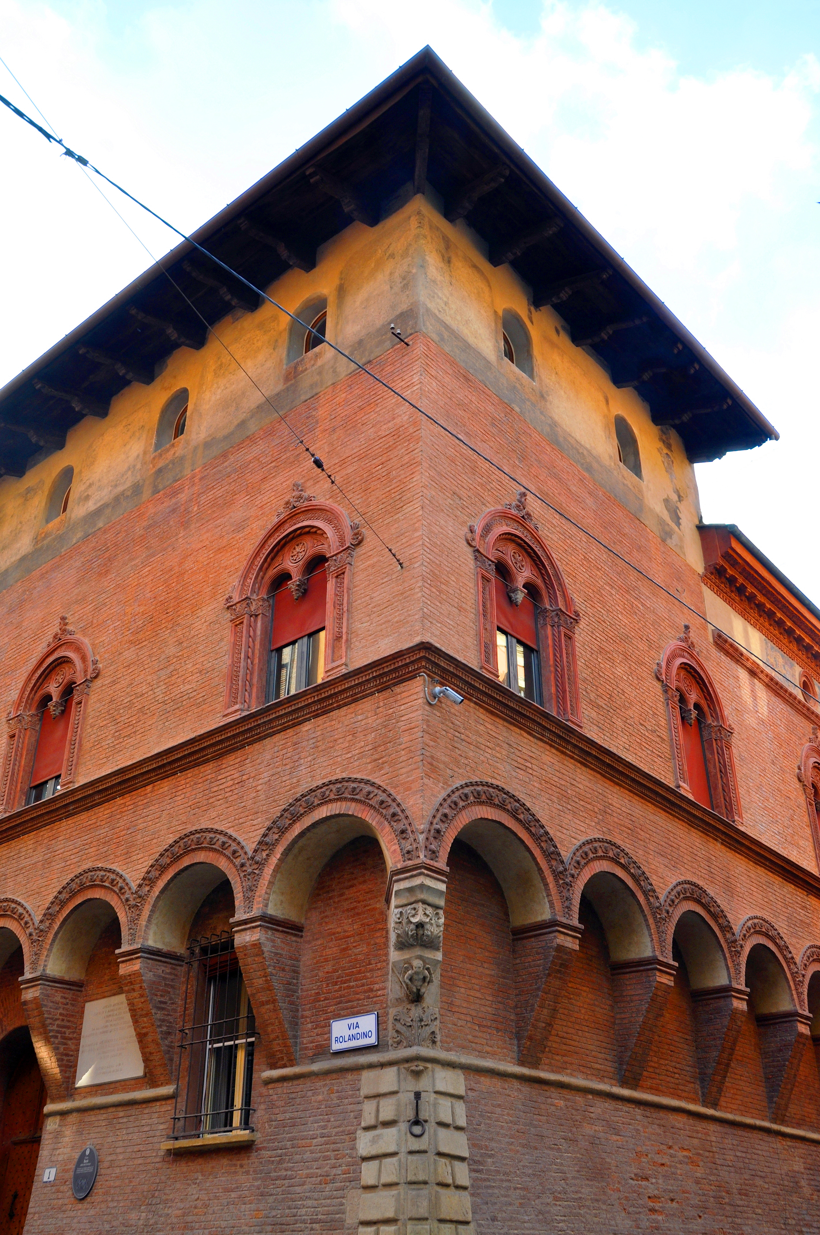 Via Rolandino 1